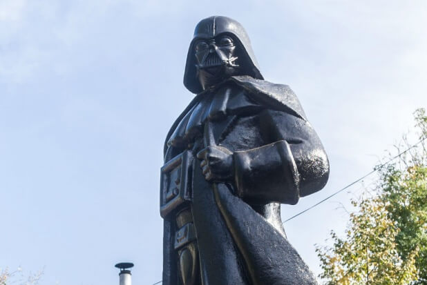 Vader-statue-2-618x413